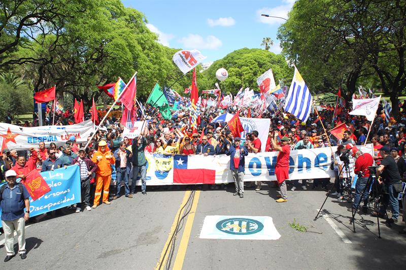  Thousands of trade unionists from A.Latina march in Uruguay against neoliberalism