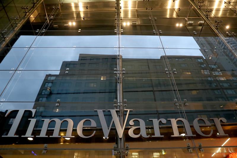  AT & T defends that its merger with Time Warner will lower the price of television